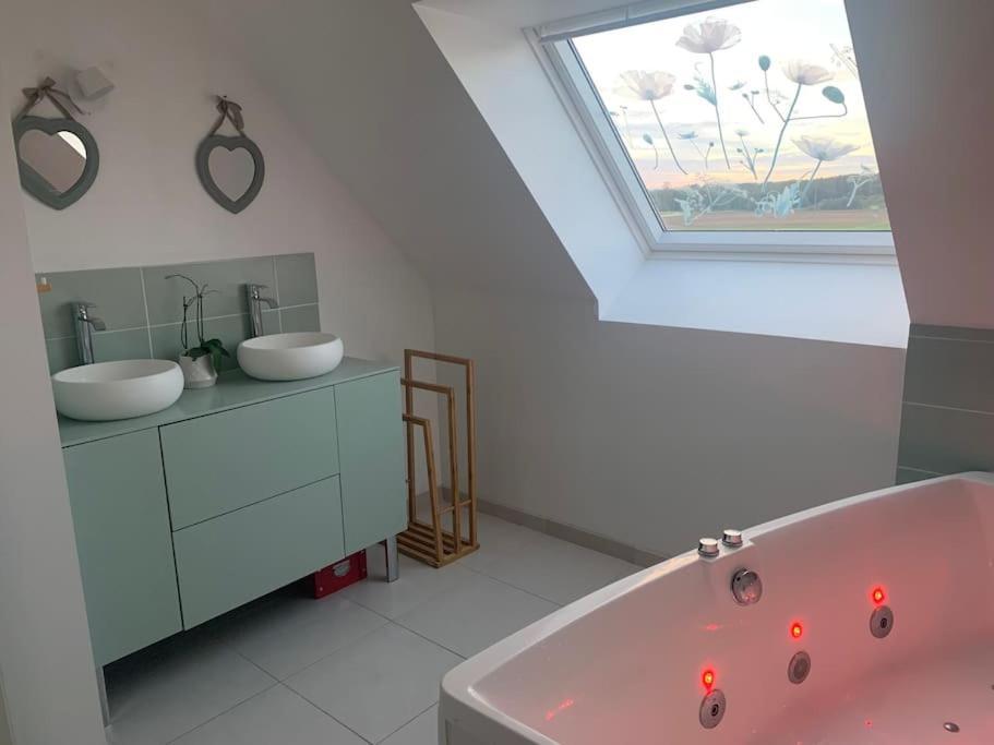 Maison Individuelle, Campagne, 3 Chambres, Baignoire Balneo 2 Places Genech Bagian luar foto